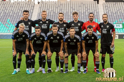 Stojijo od leve: Mirlin Daku, Gregor Balažic, Nik Lorbek, Kai Cipot, Matko Obradović in Žiga Kous. Čepijo: Tio Cipot, Mihael Klepač, Amar Beganović, Martin Šroler in Srđan Kuzmić.