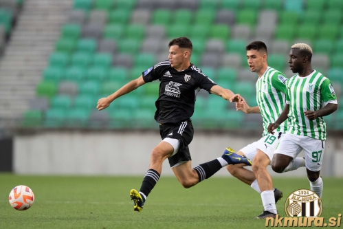 Debi Srđana Kuzmića v prvi ligi. Ob njem sta Svit Sešlar in Aldair Adulai Djalo Balde.