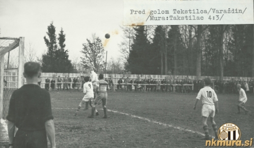 Sobočani so se z zmago nad Tekstilcem uvrstili med 32 najboljših ekip v pokalu maršala Tita. Na fotografiji je akcija pred vrati Tekstilca.