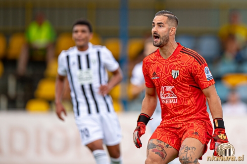 Matko Obradović. V ozadju Kobie Morris.