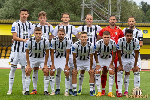 Enajsterica Mrue s tekme proti Radomljam. Stojijo od leve: Daku, K. Cipot, Petković, Maruško, Obradović in Kous. Čepijo: Beganović, Pucko, Šroler, Bobičanec in Morris.