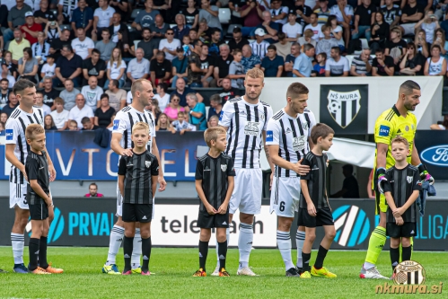 Pozdrav pred tekmo. Od leve: Srđan Kuzmić, Matic Maruško, Gregor Balažic, Amar Beganović in Matko Obradović.