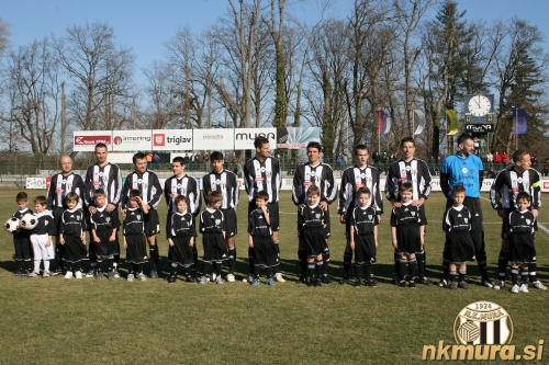 Nogometaši Mure na prvenstveni tekmi proti Beli Krajini (8. marec 2009). Stojijo od leve: Sebastjan Vogrinčič, Marko Kmetec, Borut Gerenčer, Jernej Janža, Kristjan Kulčar, Marko Balažic, Milidrag Marič, Matic Maruško, Klemen Bingo, Boštjan Kamnik in Darjan Slavic.