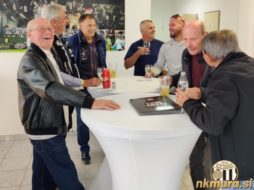 Obujanje spominov. Od leve: Franjo Jandl, Karel Glažar, Zoran Cirkvenčić, Jože Kosi, Denis Žilavec, Milan Koblencer in Jože Horvat Didi. Na mizi je album čarno-bejli.