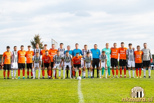 Skupinska fotografija pred tekmo. Zadnja vrsta od leve: Aljoša Gregorec, Alen Kozar, Blaž Toplak, Niko Houbar, Mihajlo Baić, Vito Houbar, Žiga Legen, Mirlind Daku, Simon Smej (1. pomočnik), Matej Kapun (gl. sodnik), Amar Beganović, Andrej Kranjc (2. pomočnik), Klemen Mihelak, Tilen Berden, Gal Šinkec, Miha Kompan Breznik, Robert Votek in Marsel Zorko. Čepijo: Josip Majić, Gregor Bunderla, Luka Bobičanec, Dardan Shabanhaxhaj, Dejan Tivadar, Srđan Kuzmić in Klemen Pucko.