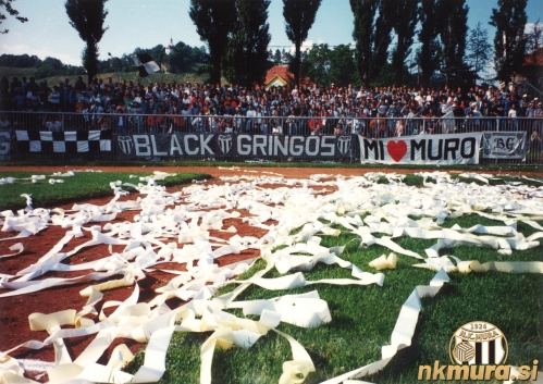 Navijaška skupina Black Gringos na tekmi finala pokala med Mariborom in Muro leta 1994.