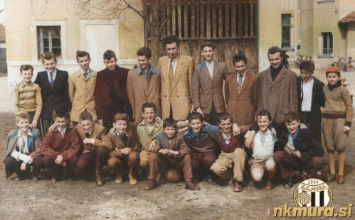 Pionirska šola Sobote. Stojijo od leve: Novak, Hajdinjak, Ludvik Sukič, Marko Skalar, Milan Banič, Slavko Svatina (vodja pionirske šole), Anton Šarotar, Branko Miholič, Jože Kelemen, Janez Rous - Pipi, Vlado Roškar - Žiki. Čepijo od leve: Novak, Stevo Dozet, Milan Küzmič, ____, ____, Lali Turk (vratar), Silvo Martinuzzi, Jože Rantaša, Jože Kološa in Jože Perš.