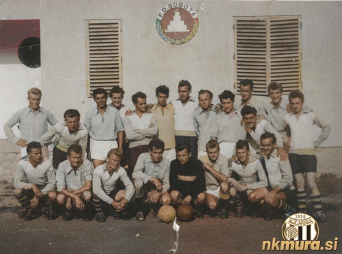 Druga ekipa Sobote in Partizan Rakičan. Obe ekipi sta v sezoni 1954/55 tekmovali v prekmurski skupini mariborske podzvezne lige. Igralci Sobote so v belih majicah in črnih hlačkah. Prvi z leve stoji Mirko Horvat (Rakičan), sedmi Rudi Merica (Sobota), osmi Humar (Rakičan) in predzadnji Štefan Števančec (Rakičan). Bralce prosimo za razpoznavanje oseb s fotografije. Fotografija je bila rač. spremenjena v barvno.