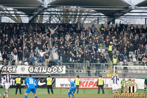 Navijaška skupina Black Gringos na tekmi proti Nafti, 4. decembra 2011.