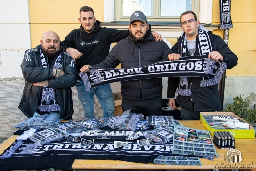 Black Gringosi so na svoji stojnici pri Zvezdi prodajali šale, koledare, vžigalnike ...