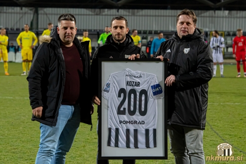 Pred pričetkom tekme sta športni direktor Denis Rajbar (levo) in predsednik Robert Kuzmič Alenu Kozarju podelila spominski dres za 200 odigranih tekem v črno-belem dresu.