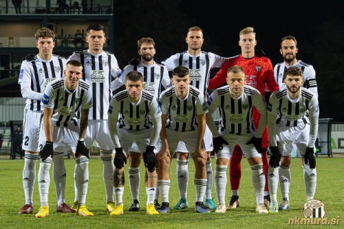 Začetna enajsterica Mure. Stojijo do leve: K. Cipot, Daku, Pucko, Balažic, Mihelak, Kous. Čepijo: T. Cipot, Klepač, Kuzmić, Šimkus in Shabanhaxhaj.
