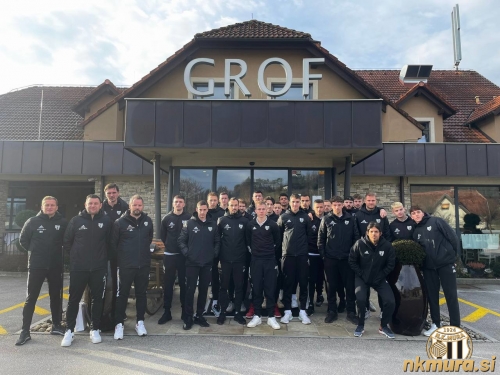 Muraši pred gostiščem Grof v Čepljah pri Vranskem. Od leve: Darjan Slavic, Andrej Kvas, Aleš Luk, Damir Čontala, Mihael Klepač, Ivan Šarić, Josip Majič, Florijan Raduha , Žiga Kous, Klemen Pucko, Mirlind Daku, Žan Buček, Nikola Jovičević, Martin Šroler, Kobie Morris, Luka Turudija, Leard Sadriu, Amar Beganović, Domantas Šimkus, Kai Cipot, Dardan Shabanhaxhaj, Vid Šumenjak, Gregor Balažic, Lazar Zličić, Srđan Kuzmić in Filippo Tripi.