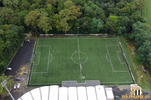 Pogled na igriššče z umetno travo, na katerem največkrat trenirajo mlajše selekcije. Fotografija je nastala 22. avgusta 2022.