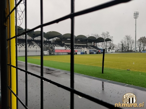 Pogled na zelenico in glavno tribuno.