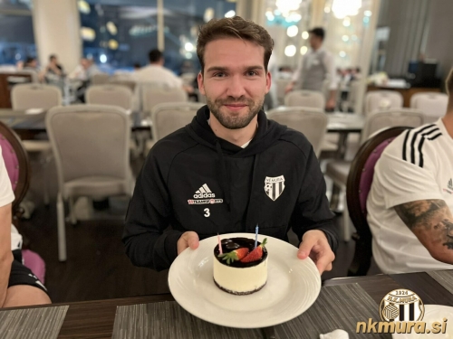 Klemen Pucko je za svoj 27. rojstni dan prejel tortico.