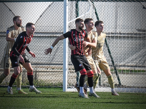 Gneča v kazenskem prostoru.Muraši od leve: Stijepović, Petković in Turudija.