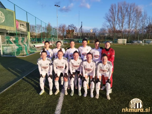 Stojijo od leve: Margita Vasović, Kaja Korošec, Neli Hofman, Evelina Kos, Lucija Kos, Iva Kocijan. Čepijo od leve: Špela Kolbl, Lara Klopčič, Enja Eferl, Živa Rakovec, Tija Šoštarič Karič.