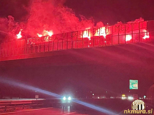 Navijači Mure so na viaduktu med izvozoma Celje - vzhod in Celje - center izobesili transparent "Dobrodošli v črno belo mesto.