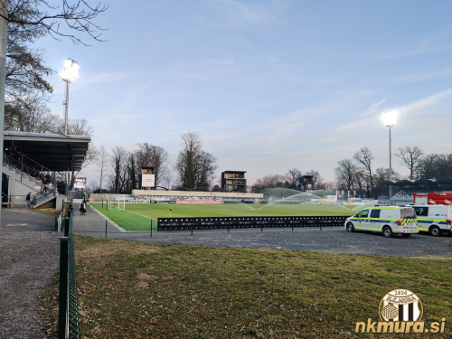 Pogled na igrišče med glavno in severno tribuno.