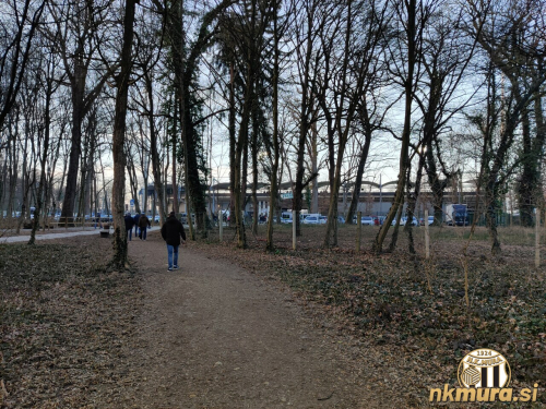 Na tekmo je prišlo manj obiskovalcev kot običajno. Na fotografiji je gozdna pot, ki vodi od Kopališke ulice do stadiona.