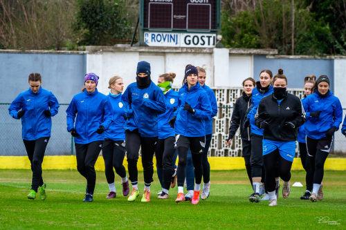 Trening murašic na igrišču NK Rovinja. Še vedno v modri barvni opremi Pomurja. Črno-bela oprema še ni dostavljena.