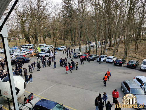 Tri četrt ure pred tekmo je bila pred vhodom na stadion gneča.