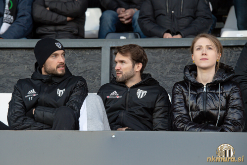 Žiga Kous (levo) in Klemen Pucko (na sredini) sta zaradi bolezni in poškodbe obsedela na tribuni.