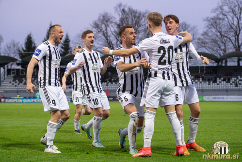 Veselje po prvencu Kasala. Od leve: Maruško, Kuzmić, Šarić, Sadriu, Kasalo in Tripi.