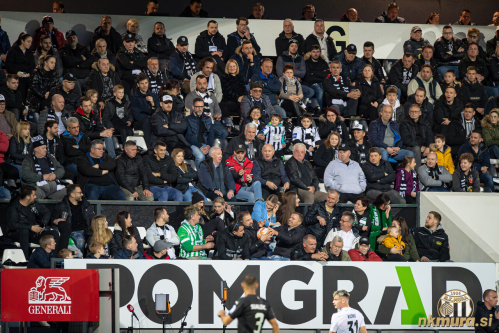 Pogled na glavno tribuno.