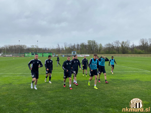Muraši pred tekmo z Varaždinom. Od leve: Klepač, Zličić, Šroler, Maruško, Jovićević, Stijepović, Cipot, Črnko, Kous in Morris.