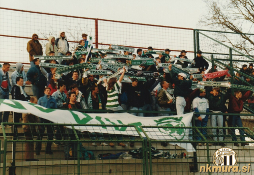 Navijaška skupina Green Dragons na severni tribuni.