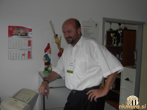 Direktor Mure Ladislav Orban v klubskih prostorih. Fotografija je nastala 20. avgusta 2003, ko se je slovenska nogometna reprezentanca na Fazaneriji pomerila z Madžarsko.