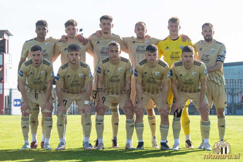 Stojijo od leve: Morris, Cipot, Daku, Maruško, Mihelak in Kous. Čepijo: Šarić, Kasalo, Brkić, Kuzmić in Beganović.
