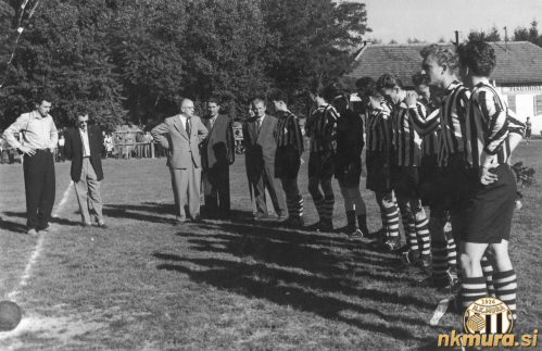 Nogometaši Sobote skupaj z vodstvom kluba na stadionu v Fazaneriji. Skrajno levo je trener Slavko Svatina, tretji z leve (v obleki) pa je predsednik Ernest Hoyer. Fotografija je iz sezone 1956/57.