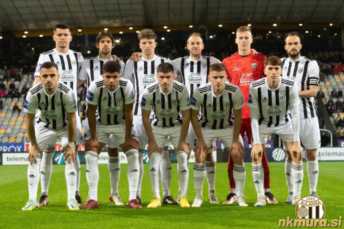 Stojijo od leve: Mirlind Daku, Lazar Zličić, Kai Cipot, Matic Maruško, Klemen Mihelak, Žiga Kous. Čepijo od leve: Leard Sadriu, Darick Kobie Morris, Mihael Klepač, Amar Beganović in Filippo Tripi.
