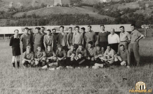 Nogometaši Sobote in Nafte na turnirju v počastitev Dneva rudarjev, 4. julija 1957. Sobota je v svetlejših dresih.