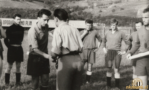 Podeljevanje priznanj na turnirju v počastitev Dneva rudarjev, 4. julija 1957. Levo je vratar Sobote Alojz Zach.