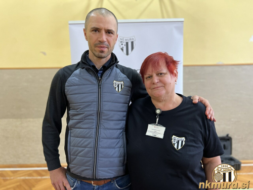 Dejan Grabić z medicinskim osebjem.