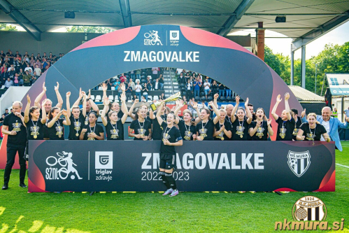 Kapetanka Špela Kolbl dviguje pokal za naslov državnih prvakinj.