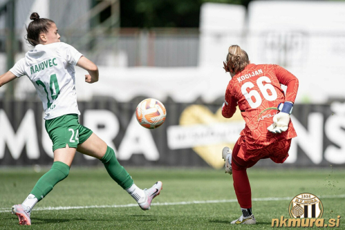 Vratarka Iva Kocijan in Sara Makovec.