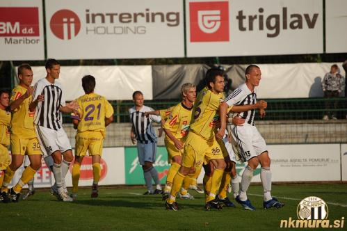 Goran Ristić (skrajno desno) na tekmi Mura 05 : Maribor.  Zaustaviti ga skuša Aleš Majer. Tekma je bila odigrana 17. septembra 2008.