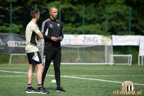 Dejan Grabić v pogovoru s svojim sodelavcem.