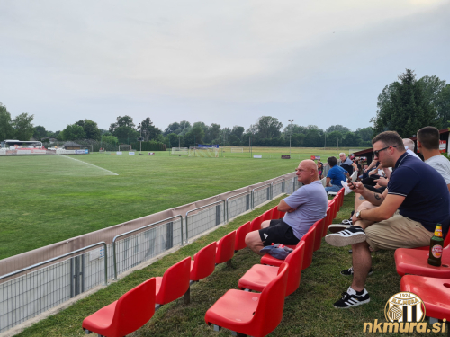 Gledalci na stadionu Poleta v Svetem Martinu na Muri.