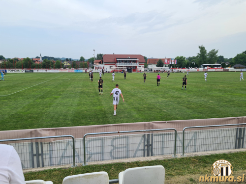 Med tekmo Zrinjski : Mura na stadionu Poleta v Svetem Martinu na Muri.