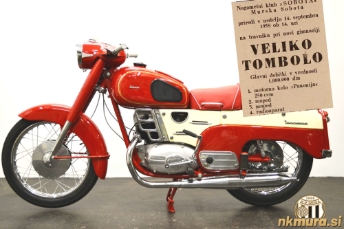 Madžarsko motorno kolo Pannonia 250, ki je bilo glavni dobitek na tomboli Sobote leta 1958. Dobil ga je srečnež iz Brezovec. Fotografija kolesa je simbolična.