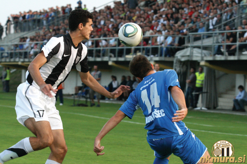 Prekmurski derbi med Nafto in Muro iz leta 2011. Na fotografiji sta Nusmir Fajić in Miha Korošec. Tekma je bila odigrana 28. septembra 2011 v Lendavi.