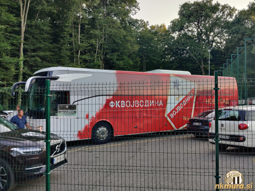 Avtobus FK Vojvodine na parkirišču Fazanerije.