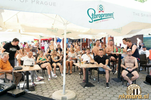 Na čarno-bejli debati so vprašanja postavljali obiskovalci.