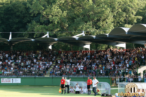 Pogled na dobro popolnjene tribune Fazanerije.